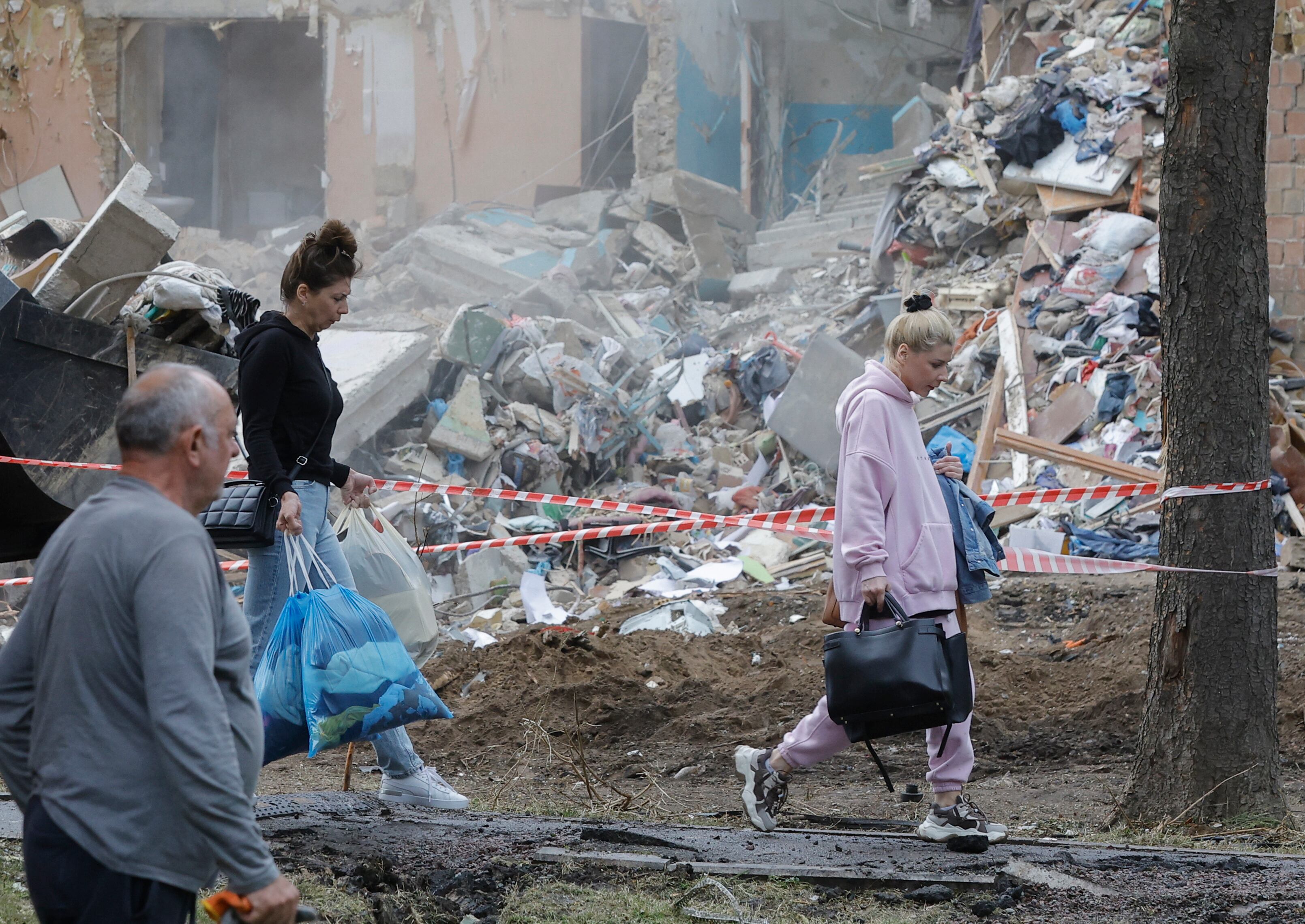 KYIV (Ukraine), 24/06/2025.- Local people carry their things from damaged flats at the site of a rocket strike on a five-storey residential building on 23 June, in Kyiv, Ukraine, 24 June 2025, amid the ongoing Russian invasion. Nine people died and more than 38 were injured in Kyiv after Russia launched a large-scale combined attack with at least 16 missiles and 352 drones across Ukraine on 23 June 2025, according to the State Emergency Service. (Rusia, Ucrania, Kiev) EFE/EPA/SERGEY DOLZHENKO