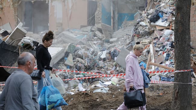 KYIV (Ukraine), 24/06/2025.- Local people carry their things from damaged flats at the site of a rocket strike on a five-storey residential building on 23 June, in Kyiv, Ukraine, 24 June 2025, amid the ongoing Russian invasion. Nine people died and more than 38 were injured in Kyiv after Russia launched a large-scale combined attack with at least 16 missiles and 352 drones across Ukraine on 23 June 2025, according to the State Emergency Service. (Rusia, Ucrania, Kiev) EFE/EPA/SERGEY DOLZHENKO
