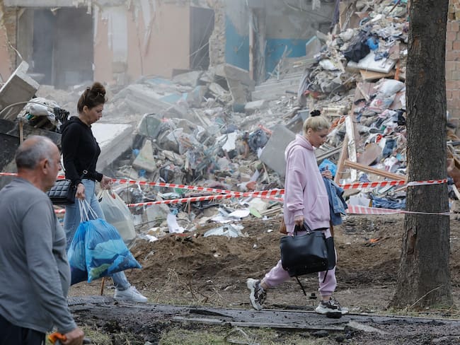 KYIV (Ukraine), 24/06/2025.- Local people carry their things from damaged flats at the site of a rocket strike on a five-storey residential building on 23 June, in Kyiv, Ukraine, 24 June 2025, amid the ongoing Russian invasion. Nine people died and more than 38 were injured in Kyiv after Russia launched a large-scale combined attack with at least 16 missiles and 352 drones across Ukraine on 23 June 2025, according to the State Emergency Service. (Rusia, Ucrania, Kiev) EFE/EPA/SERGEY DOLZHENKO