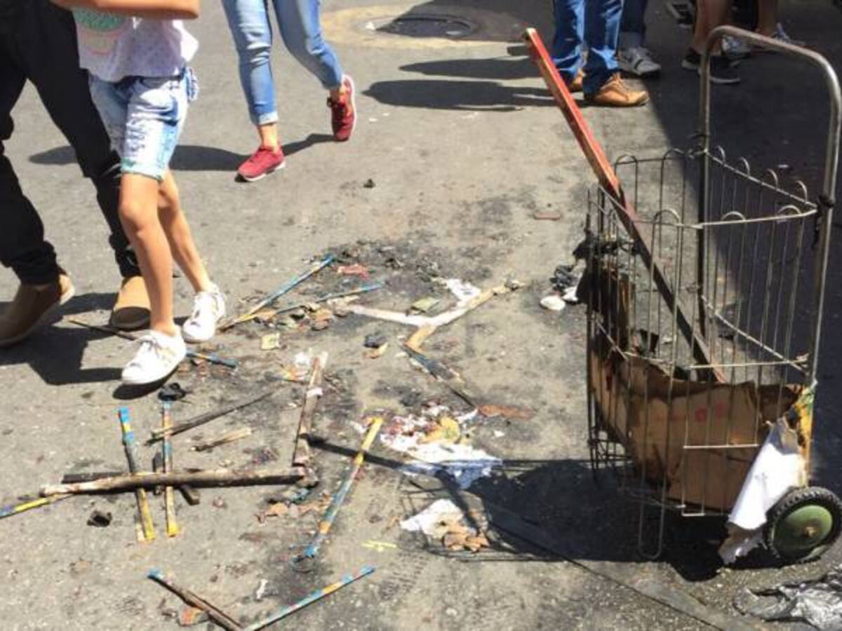 Un hombre, que vendía pólvora en el centro de Bucaramanga, le prendió fuego