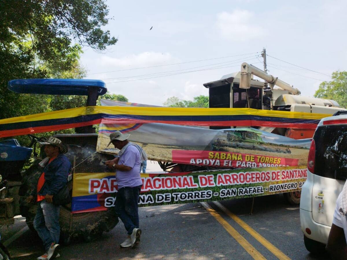 Persisten bloqueos en la Ruta del Sol: cierres viales por protestas en el Magdalena Medio