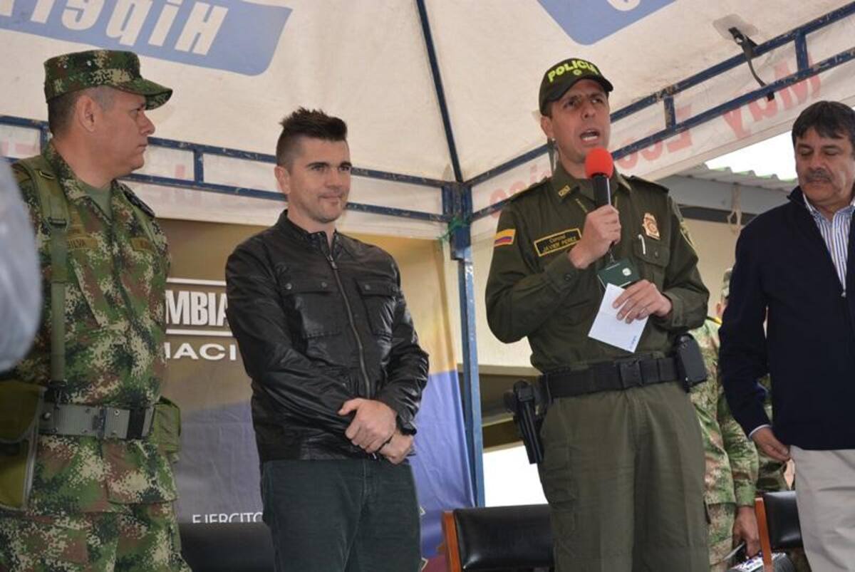El artista colombiano se tomó fotos con los uniformados. Foto: Caracol Radio
