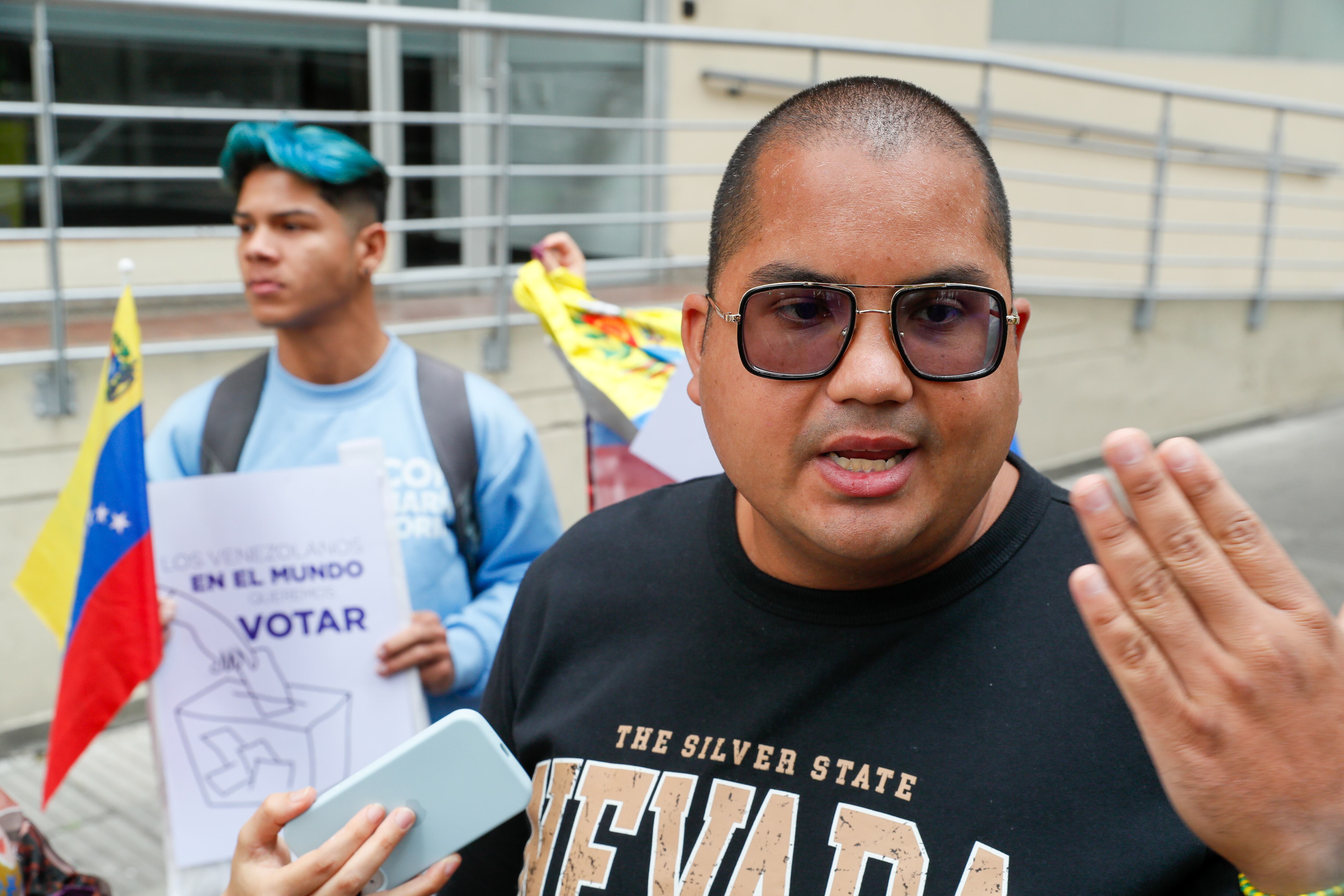Organizaciones de la diáspora venezolana en Colombia denunciaron en Bogotá que le están exigiendo requisitos que no están en la ley para inscribirse como votantes para las elecciones presidenciales de su país el próximo 28 de julio, con lo que a su juicio le están violando el derecho al voto. 
Foto EFE/ Carlos Ortega