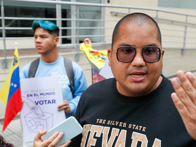 Organizaciones de la diáspora venezolana en Colombia denunciaron en Bogotá que le están exigiendo requisitos que no están en la ley para inscribirse como votantes para las elecciones presidenciales de su país el próximo 28 de julio, con lo que a su juicio le están violando el derecho al voto.
Foto EFE/ Carlos Ortega