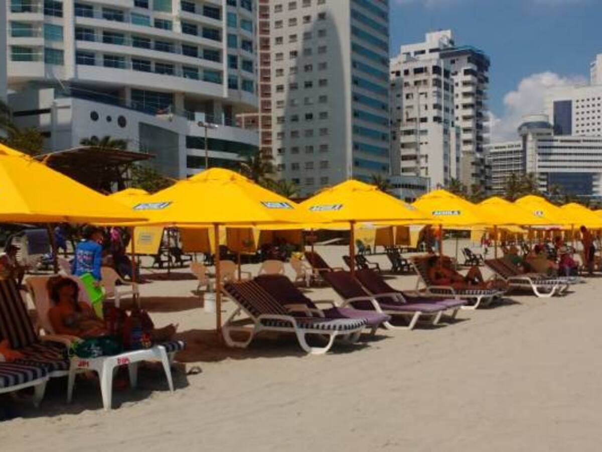 Carperos de Bocagrande recibieron nueva dotación de paraguas para temporada