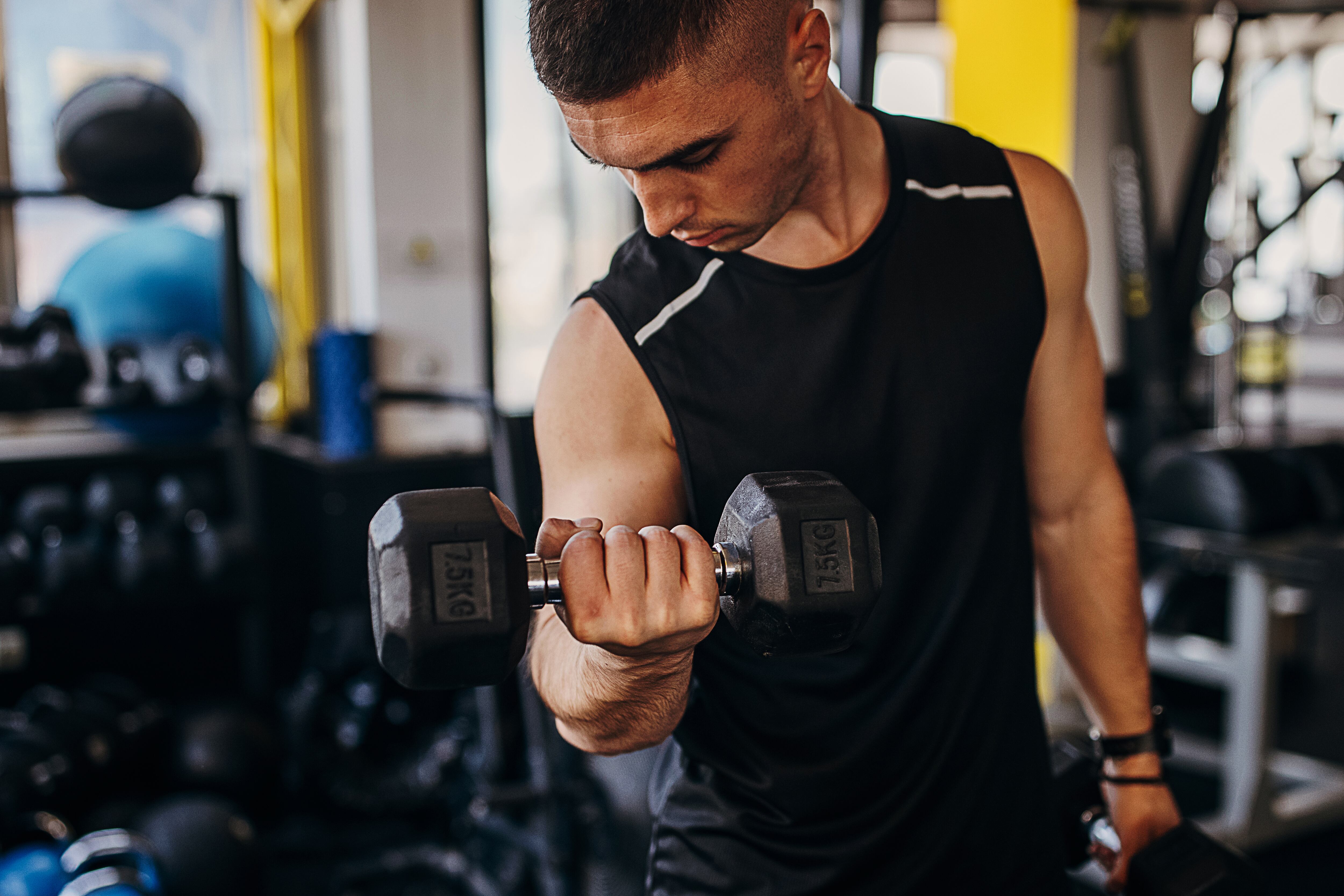 Persona ejercitando su brazo y hombro con una mancuerna (Foto vía Getty Images)