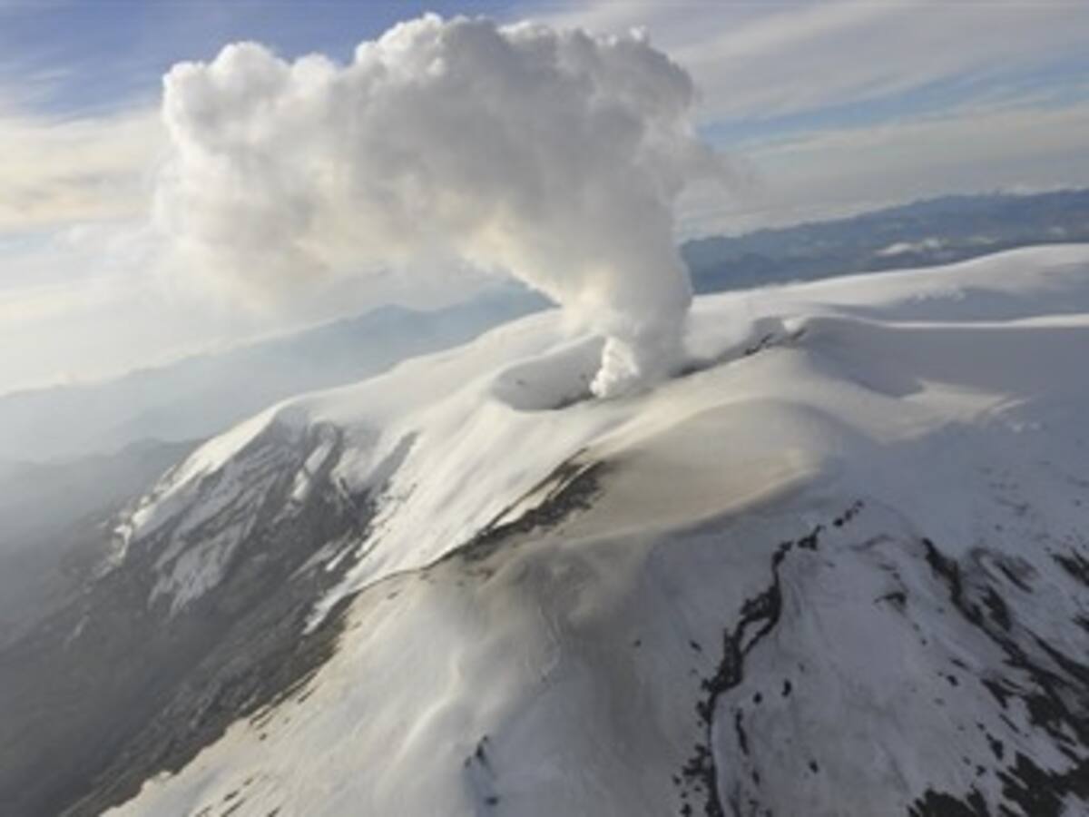 Nevado del Ruiz presenta emisiones de cenizas en la zona de la cumbre.