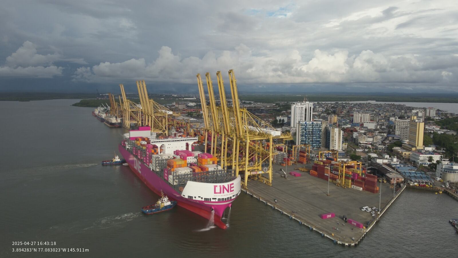 El ONE Sparkle, el primer buque de nueva generación sostenible que arriba al Buenaventura.