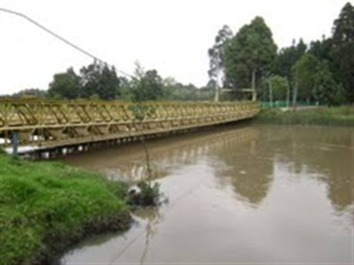 En Caracol Radio habla auxiliar de policía que rescató a mujer en el río Bogotá
