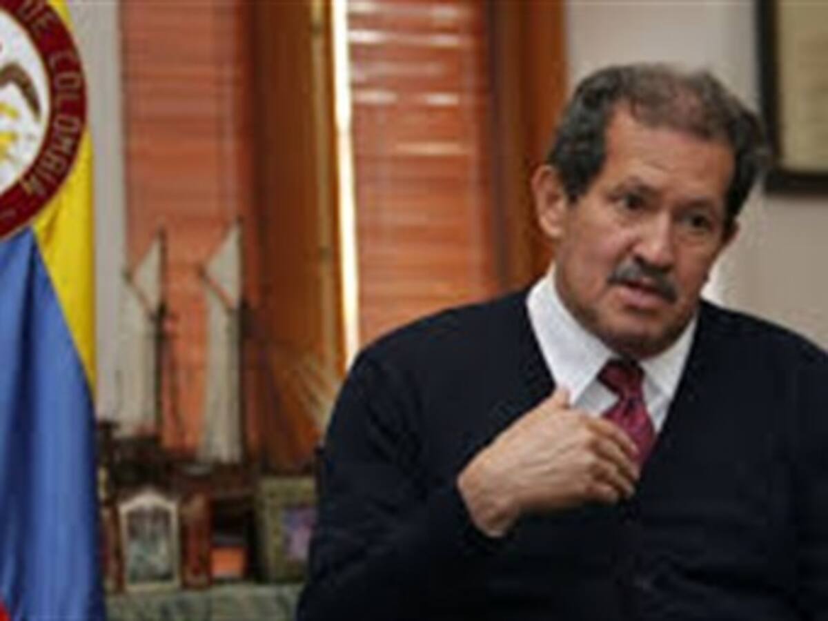 Santos tiene el derecho a la reelección: Angelino Garzón