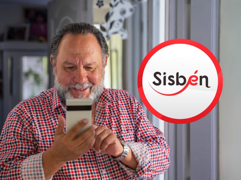 Hombre mayor revisando su celular (Getty Images) / Logo del Sisbén IV