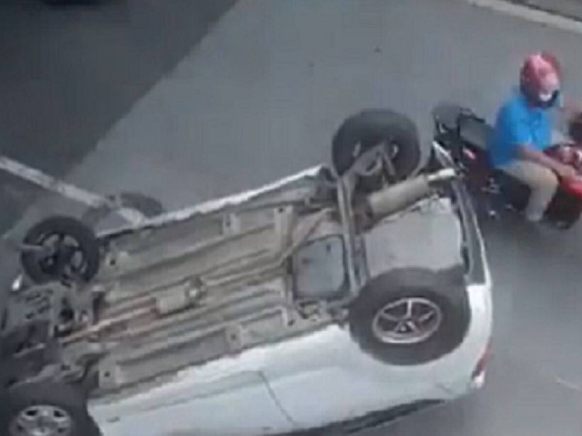 Hueco de alcantarilla provocó el volcamiento de un automóvil