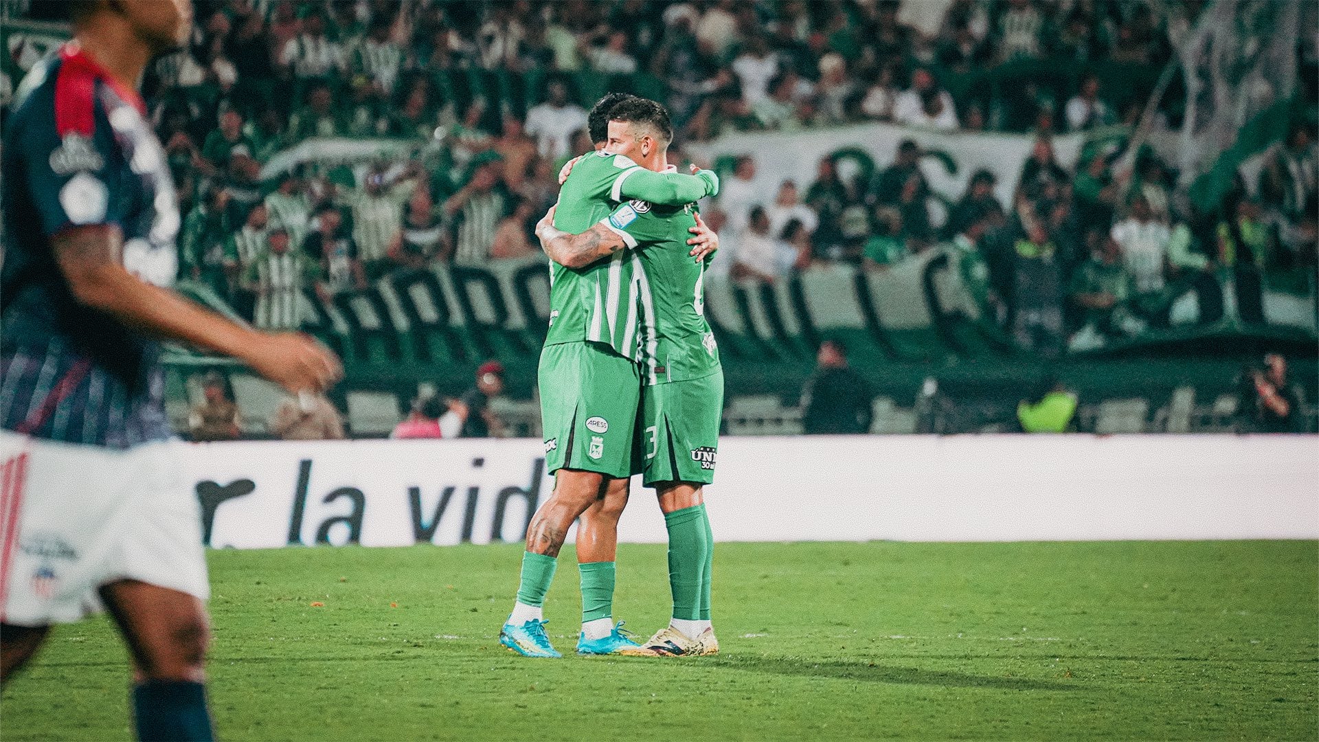 James Rodríguez y Edwin Cardona festejan el triunfo ante el Junior / X: @nacionaloficial.