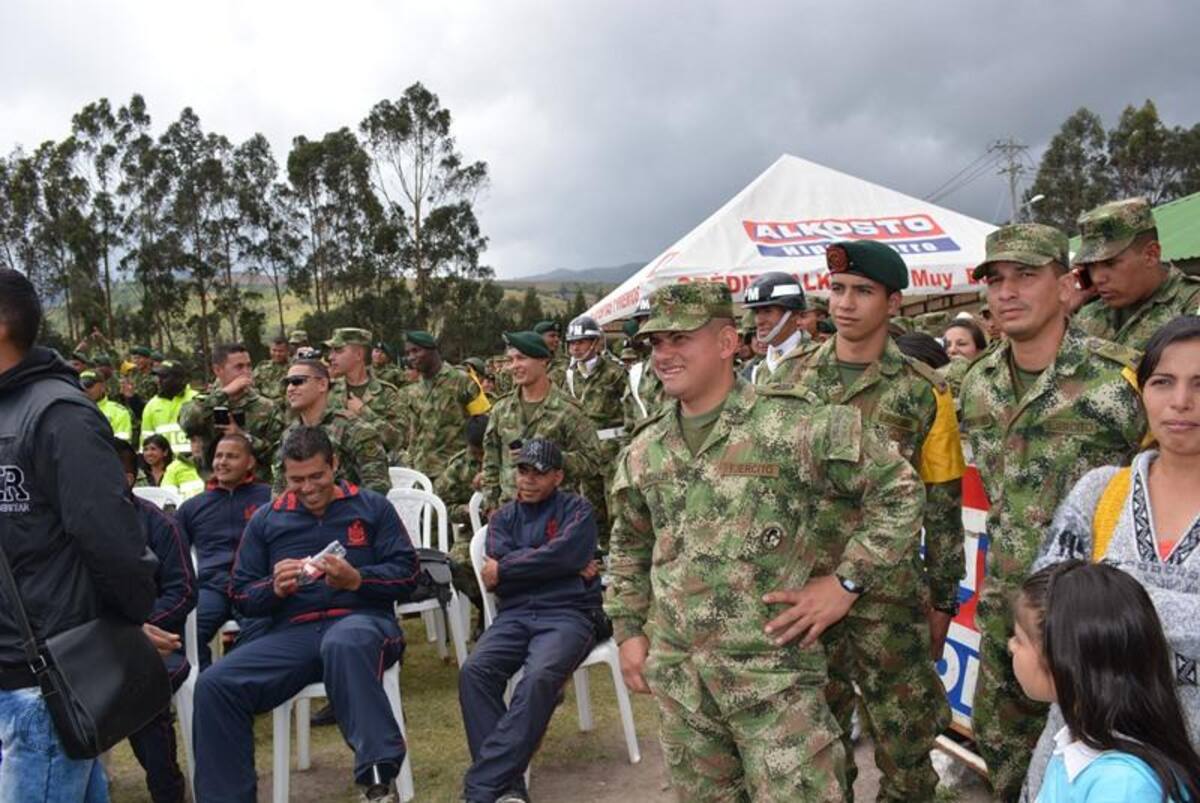 El artista colombiano se tomó fotos con los uniformados. Foto: Caracol Radio