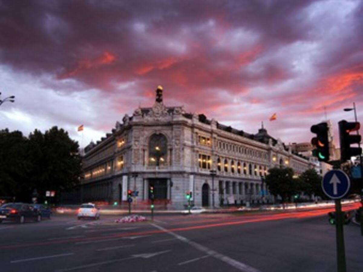 Fitch baja la calificación de 18 bancos españoles tras recorte a Santander y BBVA