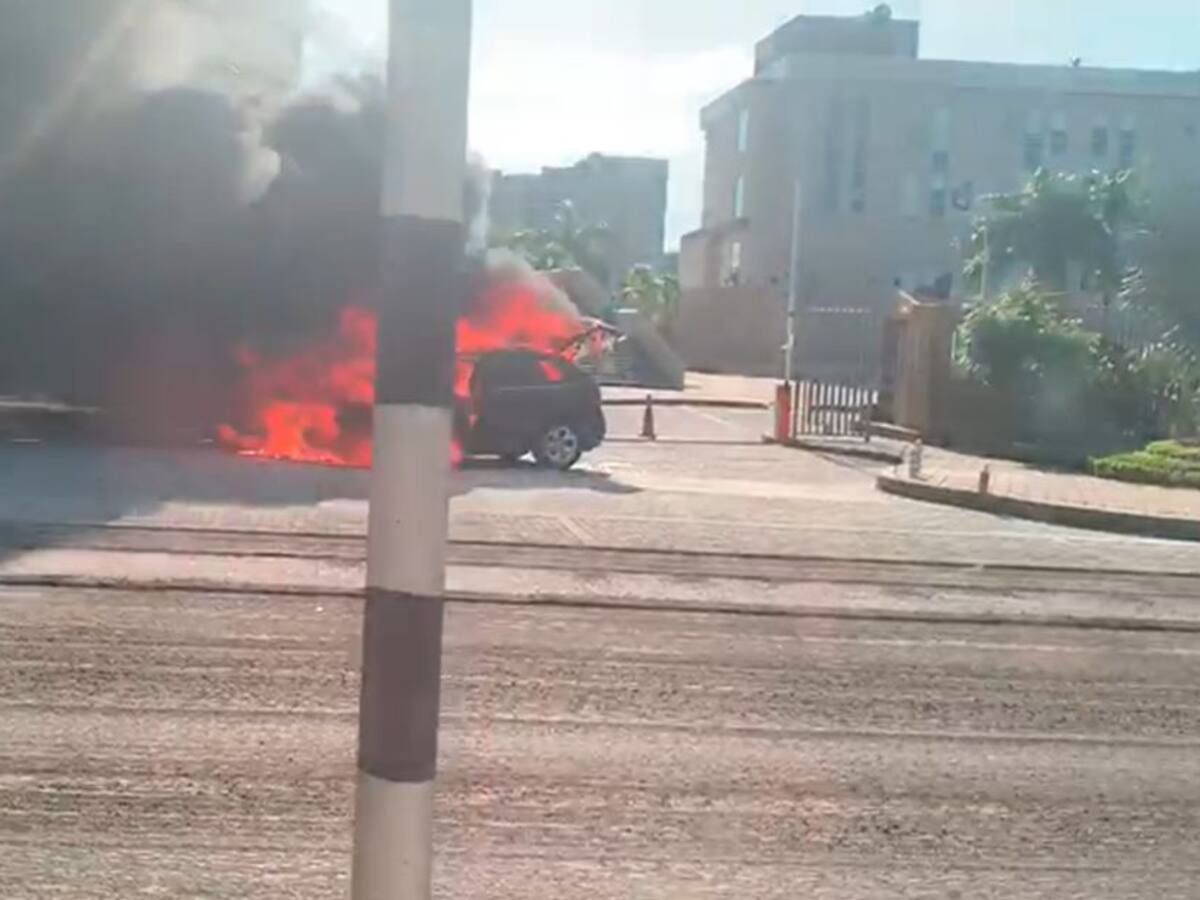 Un vehículo resultó incinerado en las afueras de la Gobernación de Bolívar