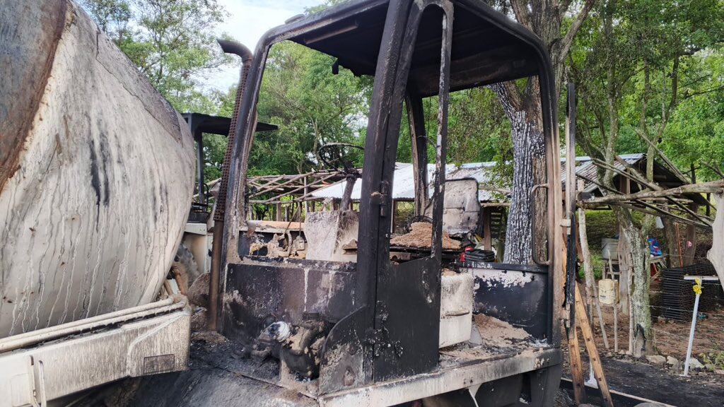 Maquinaria incinerada. Foto: redes sociales.