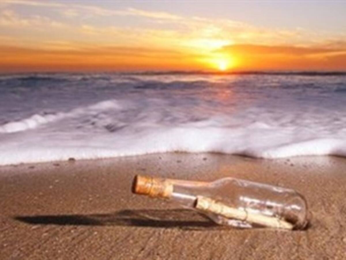 Pareja descubre que 30 años atrás había cruzado mensajes de amor en una botella
