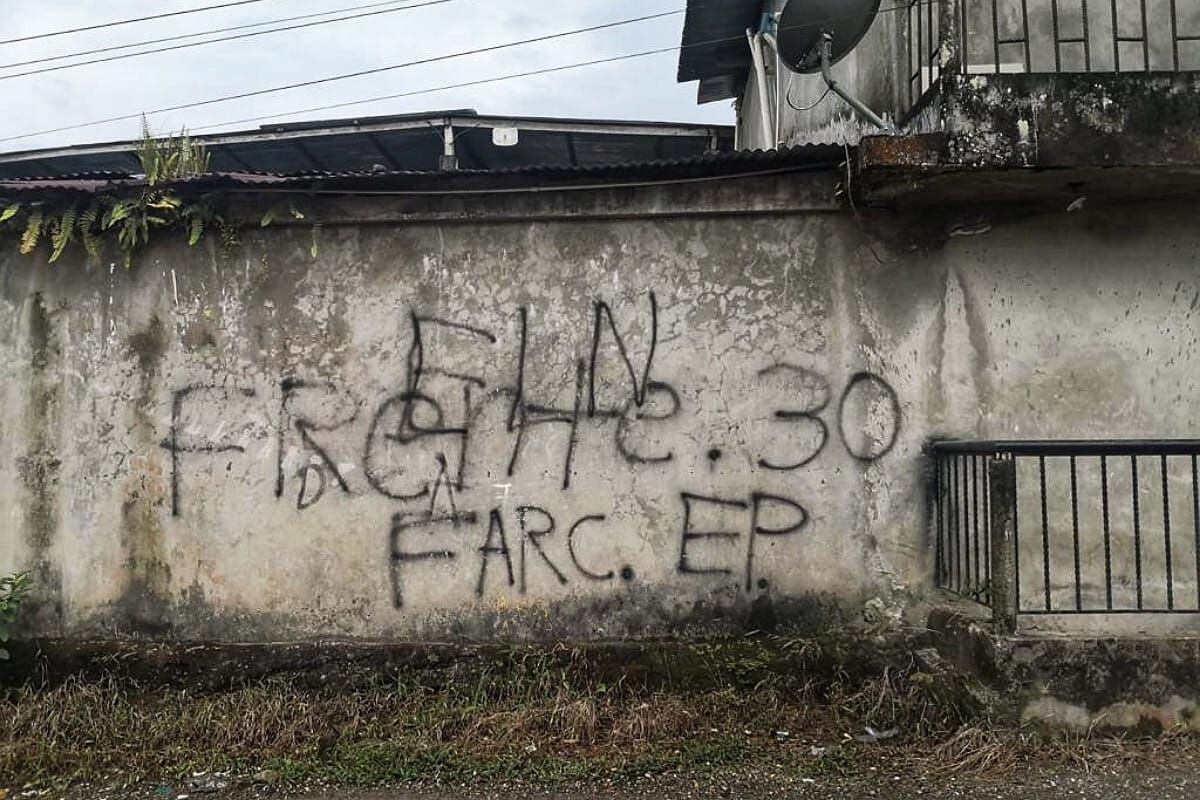 Varias fachadas de las viviendas han sido marcadas con letreros del ELN y la Segunda Marquetalia. Crédito: Red de Apoyo Cauca.