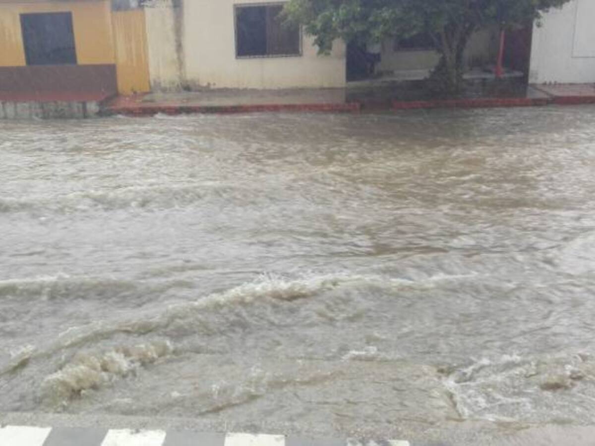 Rescatan a hombre que cayó en arroyo de Barranquilla