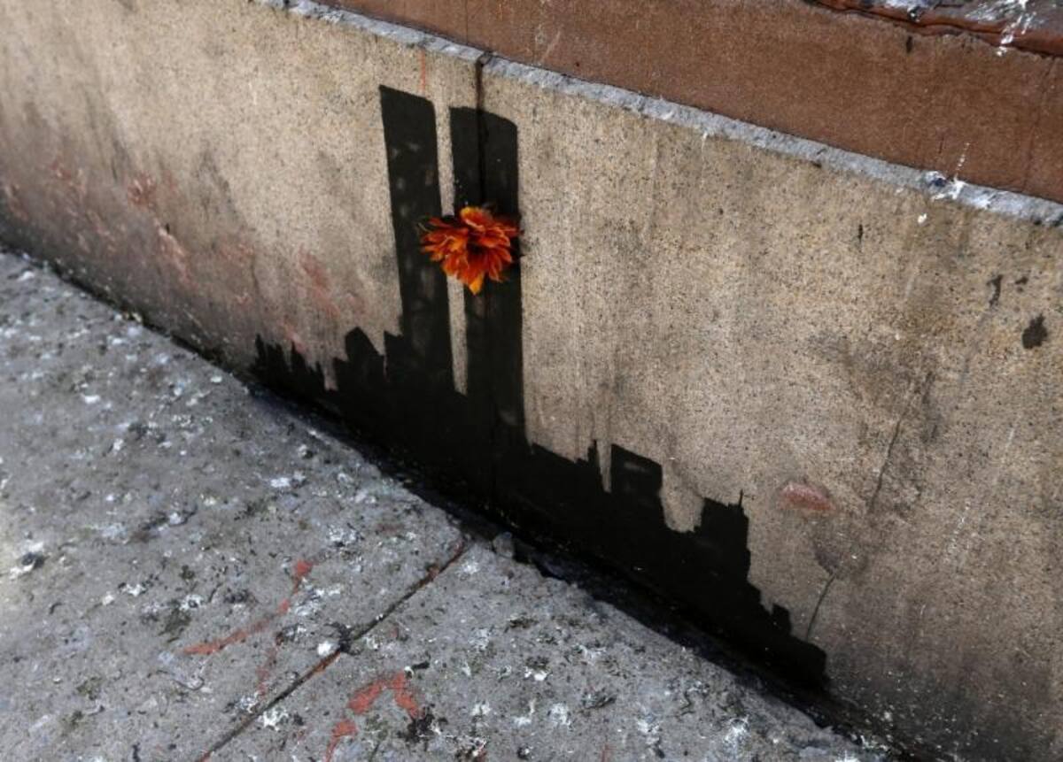 Imagen del graffiti "Torres gemelas en Tribeca" del artista callejero británico "Banksy".