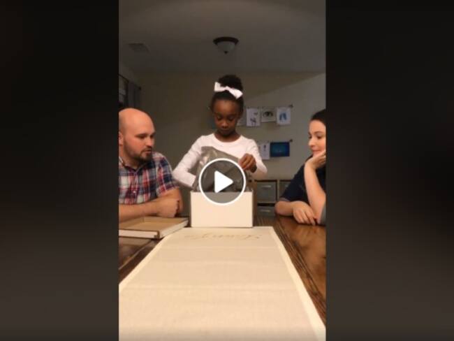 Reacción de una niña al enterarse que sería adoptada