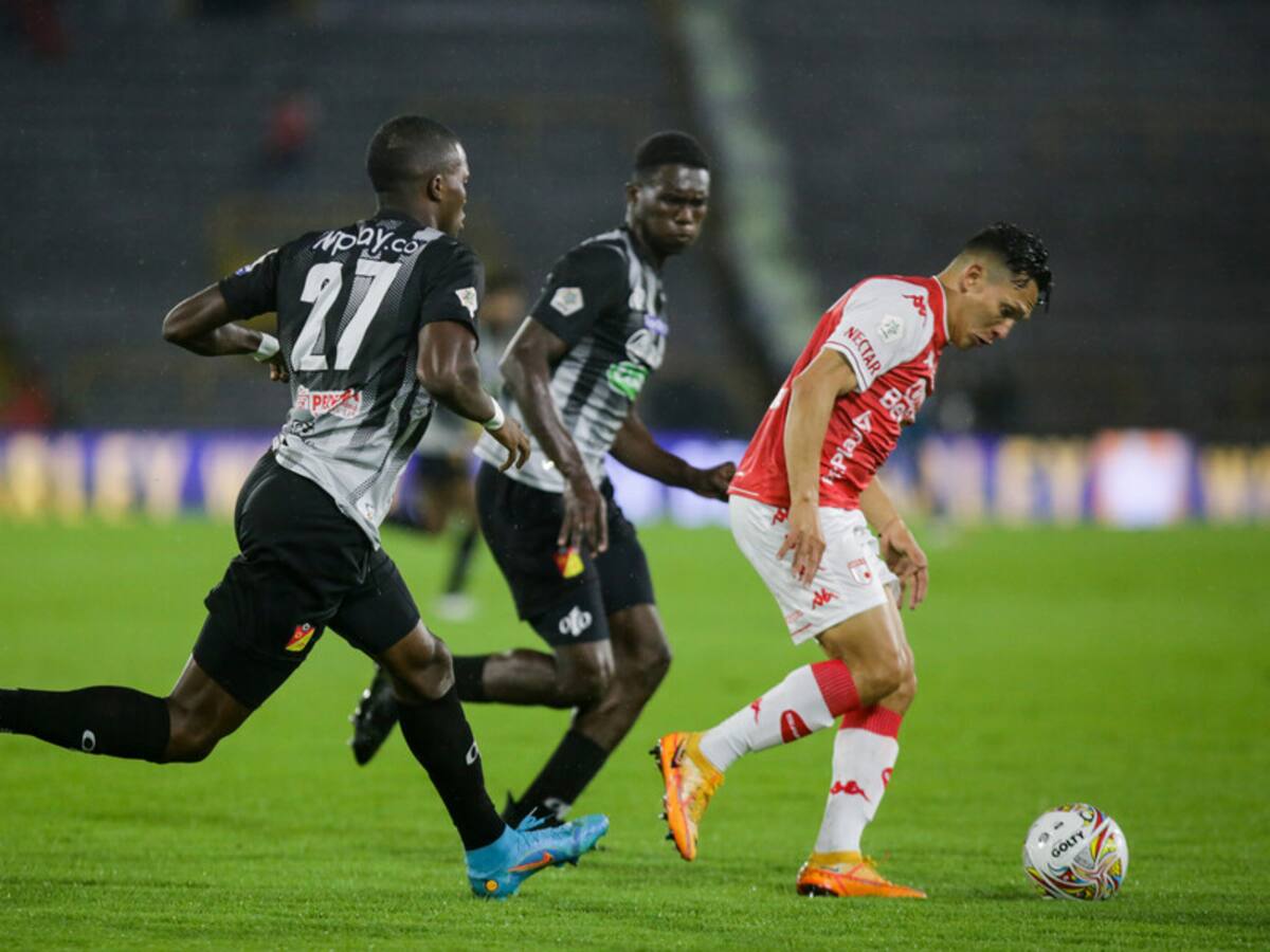 Santa Fe aguantó la tempestad y en el cierre del partido batió al Pereira