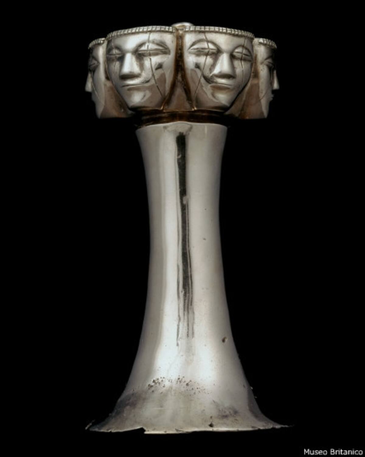 Los collares con formas de garras de jaguares eran comunes en las culturas precolombinas del norte del país. Este collar pertenece a la cultura Zenú, que habitó la zona del caribe colombiano y data de 2.000 años atrás.