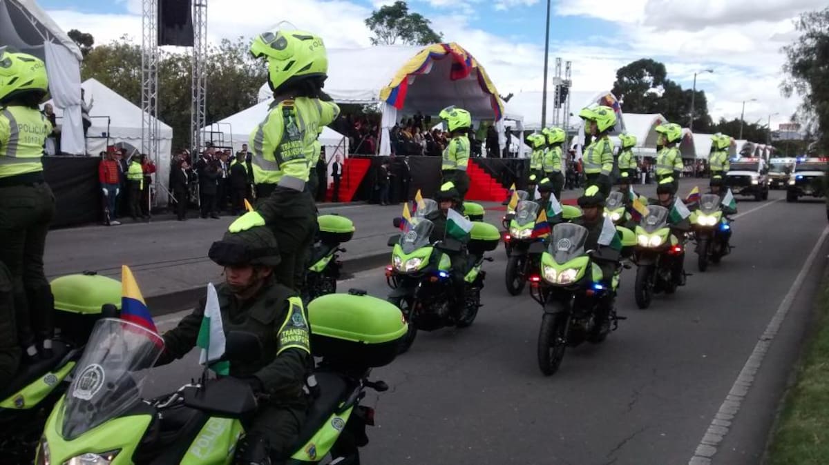 Miles de personas en todo el país se movilizan para observar los desfiles del 20 de julio.