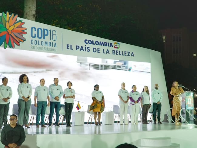 El alcalde de Cali, Alejandro Eder y la gobernadora del Valle, Dilian Francisca Toro, juntos a la vicepresidenta Francia Márquez y la ministra de Ambiente, Susana Muhamad, se lanzo oficialmente la COP16.