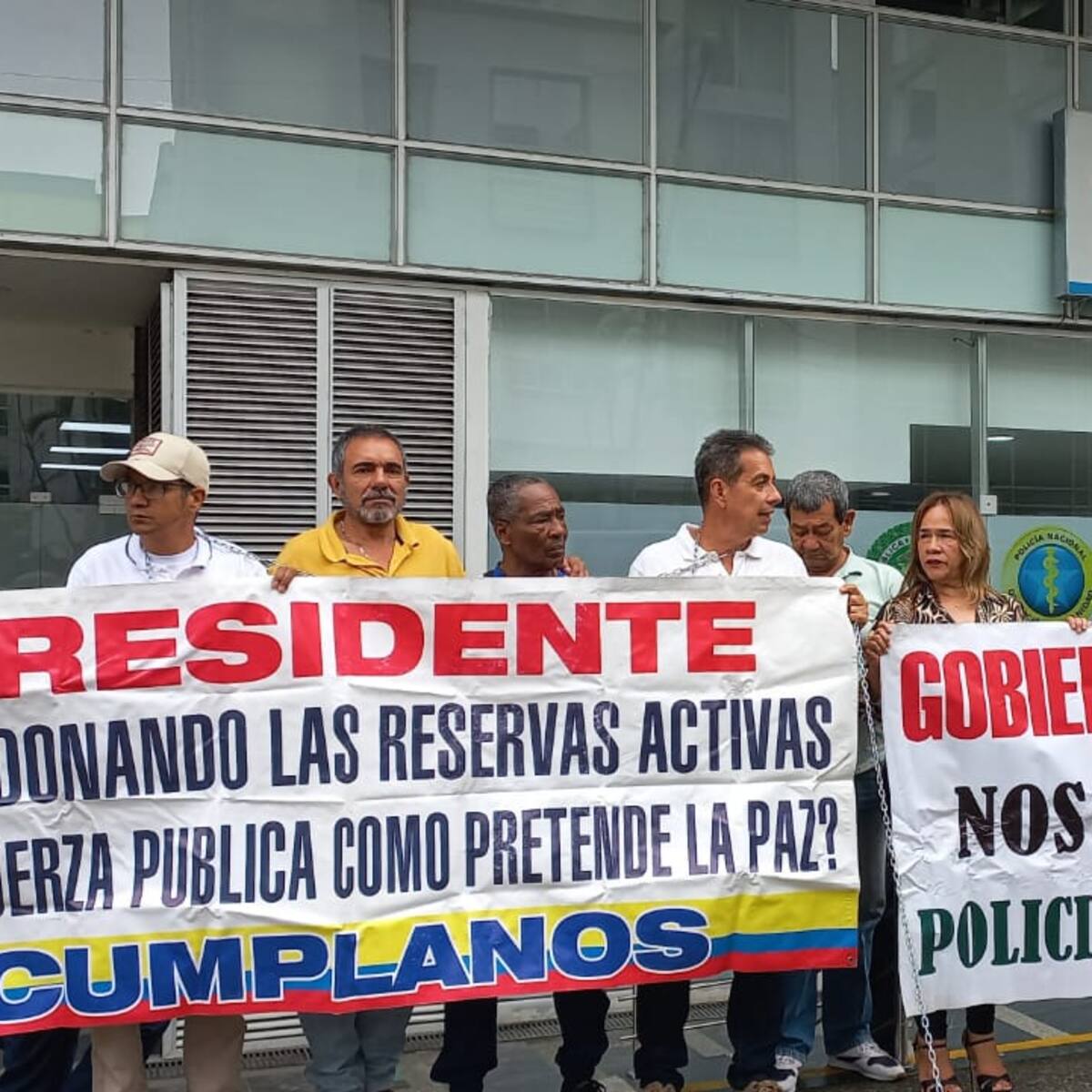 Encadenados protestaron usuarios de Sanidad Policial en Quindío, ¿Cuáles son las razones?