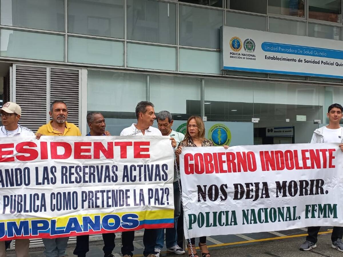 Encadenados protestaron usuarios de Sanidad Policial en Quindío, ¿Cuáles son las razones?
