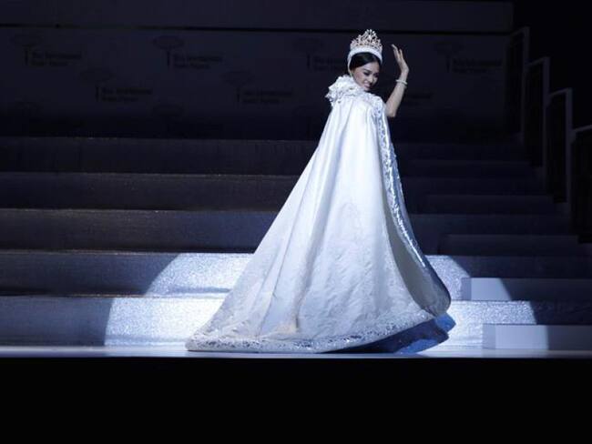 La representante de Filipinas, Kylie Versoza, saluda tras coronarse como ganadora en el concurso de belleza Miss Internacional 2016 en Tokio, Japón.