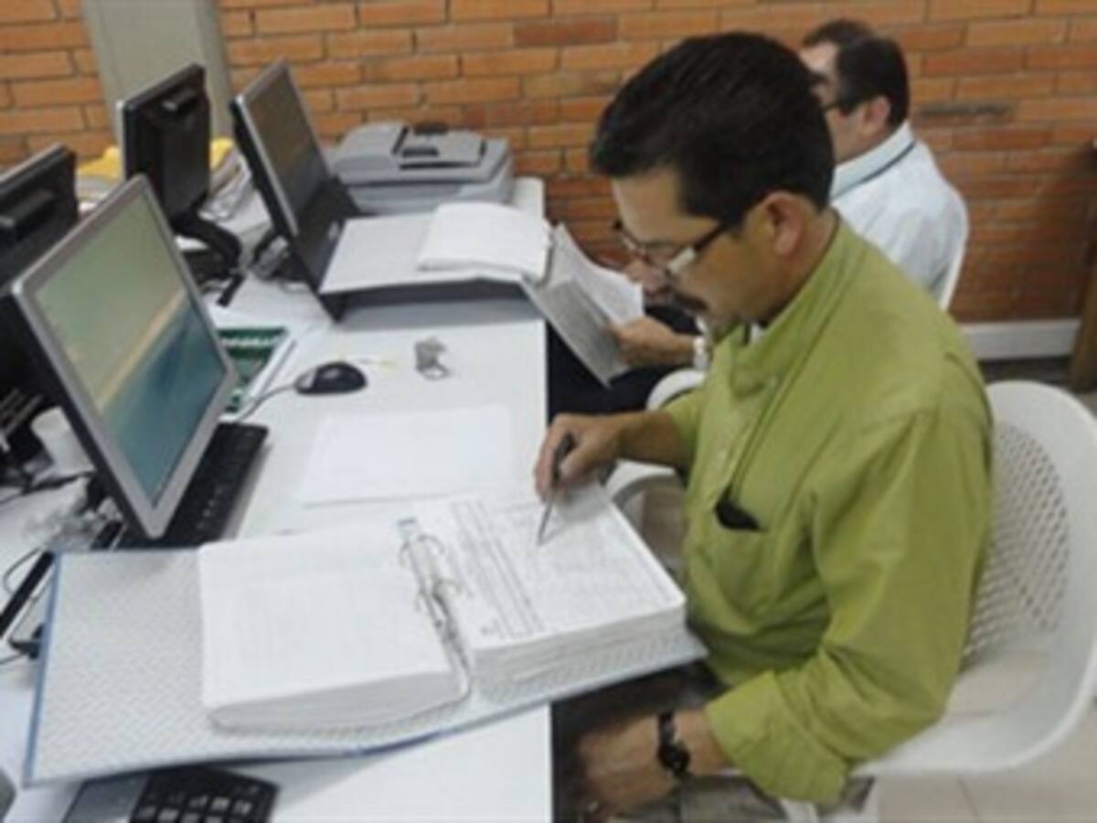 Difieren progresitas y Registraduría en revisión de firmas de revocatoria