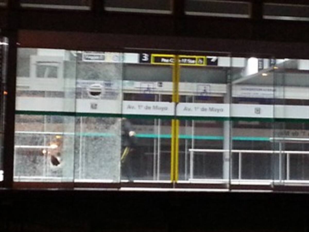Enfrentamientos entre barras bravas dejan daños en una estación de Transmilenio
