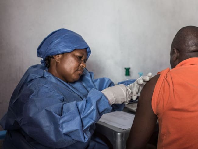 Vacunación contra el ébola