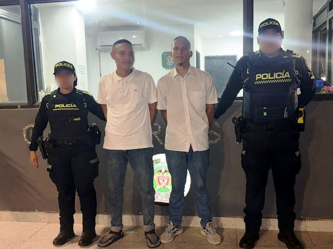 Caen dos presuntos delincuentes por hurto de una cadena de oro a un turista