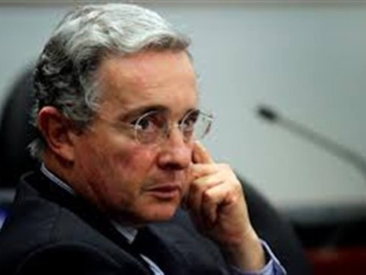 Califican de mezquinas críticas de Uribe por información sobre atentado