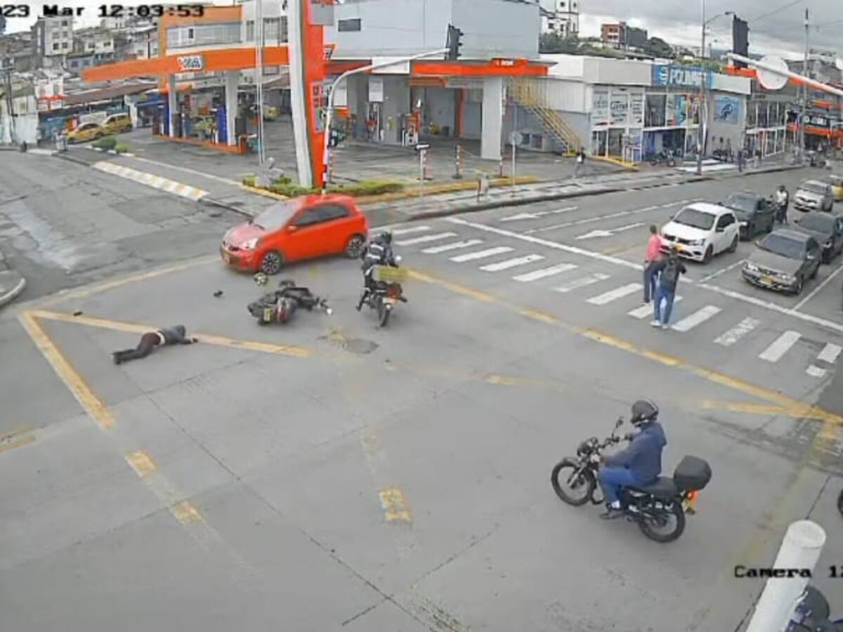 Motociclista fue arrollada por conductor que se pasó semáforo en rojo en Armenia