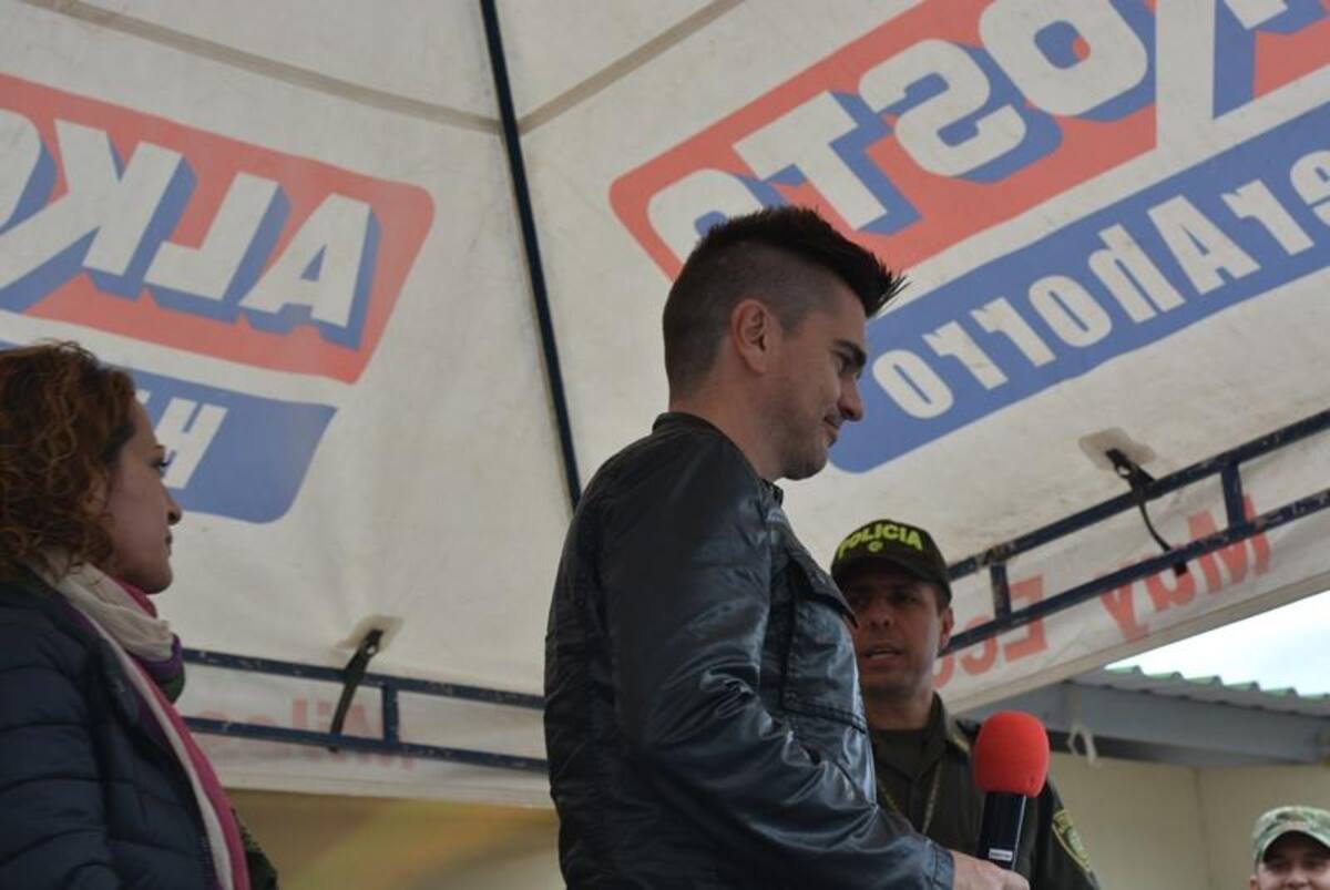 El artista colombiano se tomó fotos con los uniformados. Foto: Caracol Radio