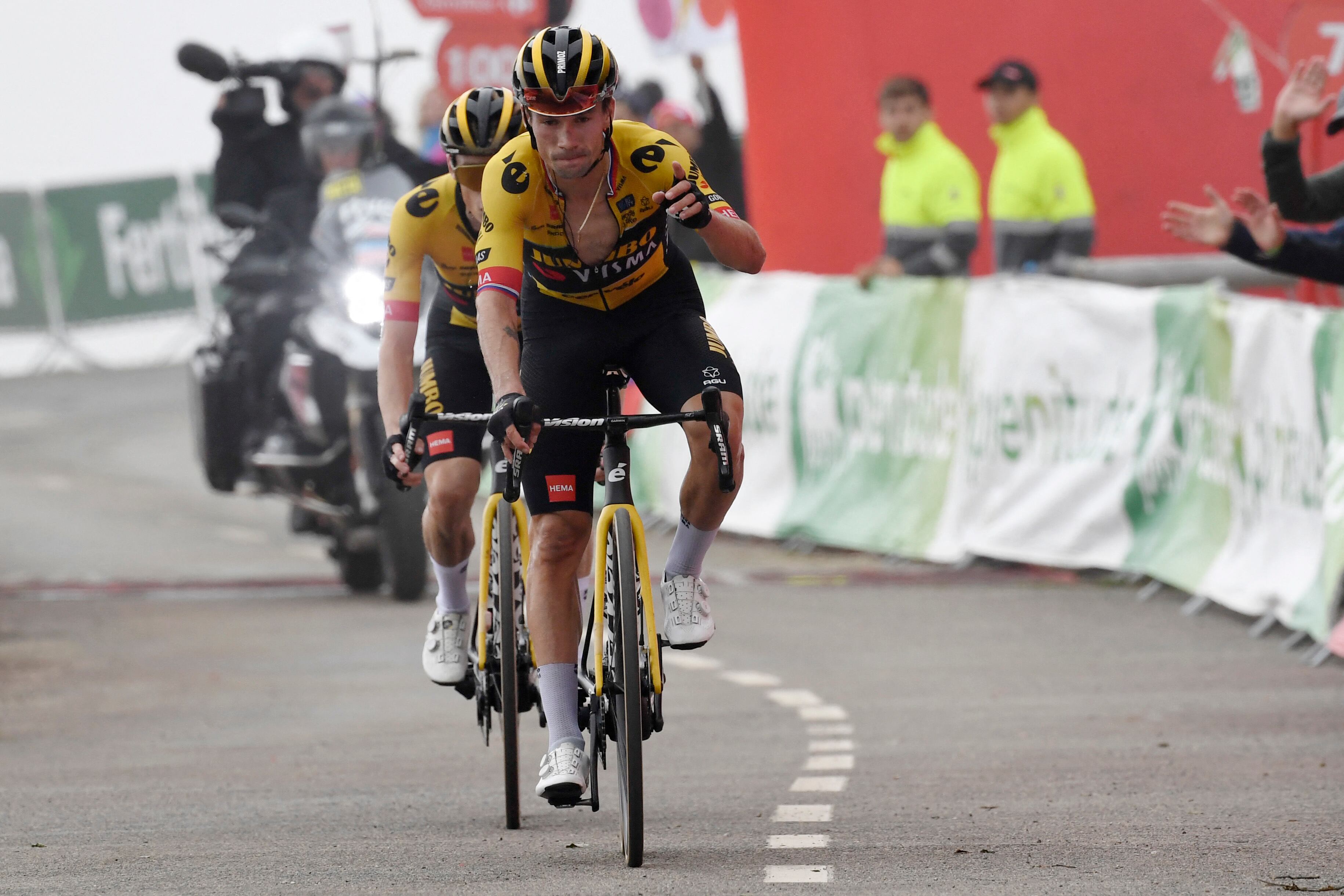 Primoz Roglic celebra la victoria en la etapa 17 de la Vuelta a España. (Photo by MIGUEL RIOPA/AFP via Getty Images)
