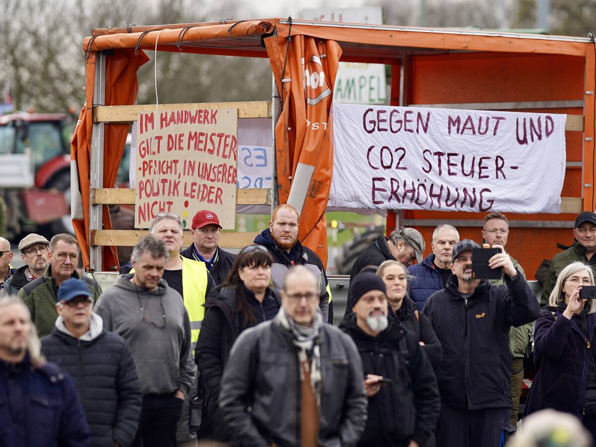 Agricultores alemanes cierran dos semanas de protesta contra los recortes
