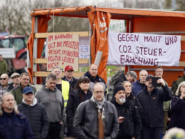 DUSSELDORF, GERMANY - FEBRUARY 17: Farmers gather to stage protest against the coalition government&#039;s agricultural policies as they convoy with tractors and other agricultural vehicles in Dusseldorf, Germany on February 17, 2024. (Photo by Kadir lboa/Anadolu via Getty Images)