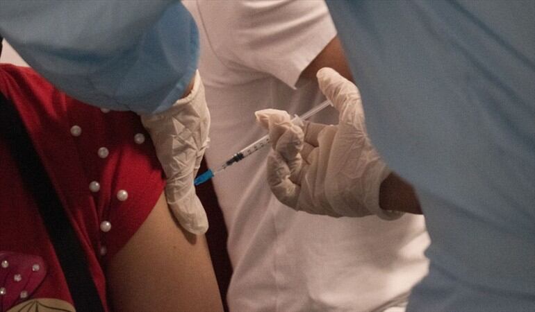 ¿Es el momento de pensar en una vacuna obligatoria o en un pasaporte sanitario?. Foto: Getty Images / DANIEL ROMERO