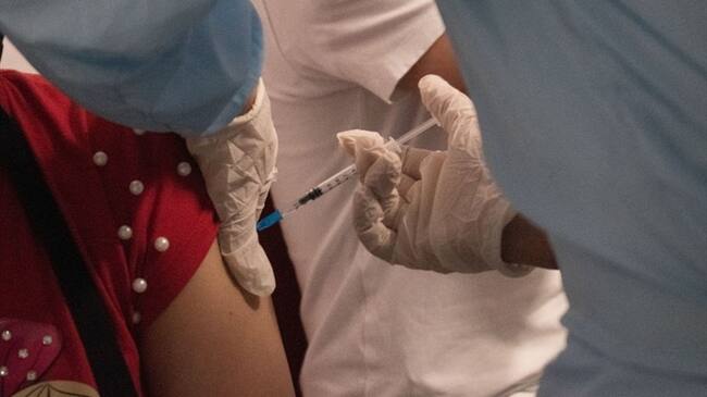 ¿Es el momento de pensar en una vacuna obligatoria o en un pasaporte sanitario?. Foto: Getty Images / DANIEL ROMERO