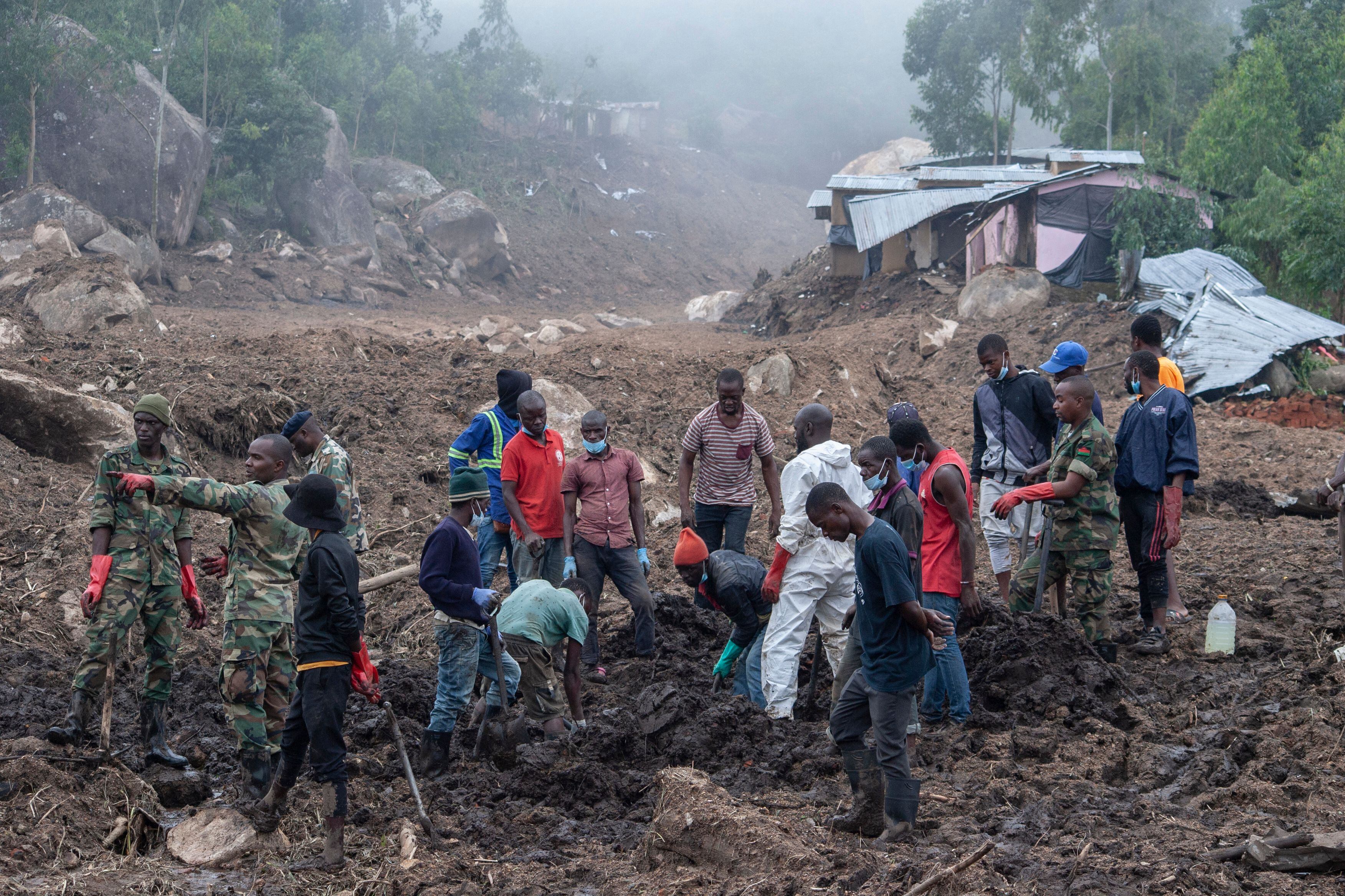 Remoción de escombros en Malawi tras el paso del ciclón Freddy. 
(Foto: AMOS GUMULIRA/AFP via Getty Images)