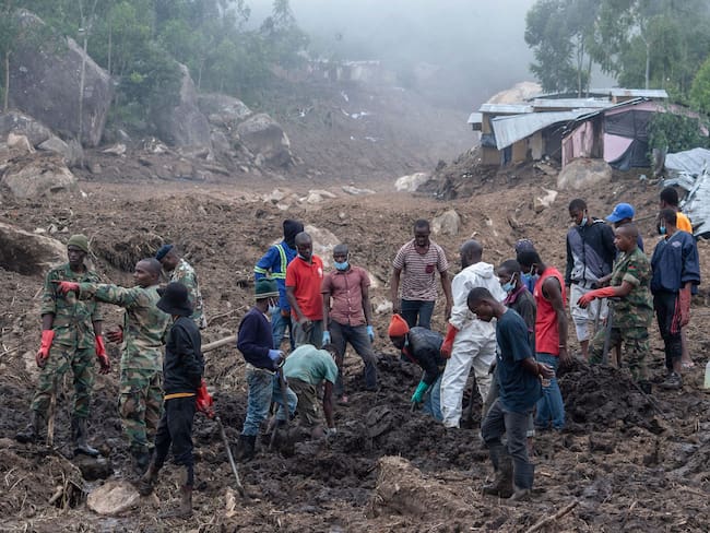 Remoción de escombros en Malawi tras el paso del ciclón Freddy. 
(Foto: AMOS GUMULIRA/AFP via Getty Images)