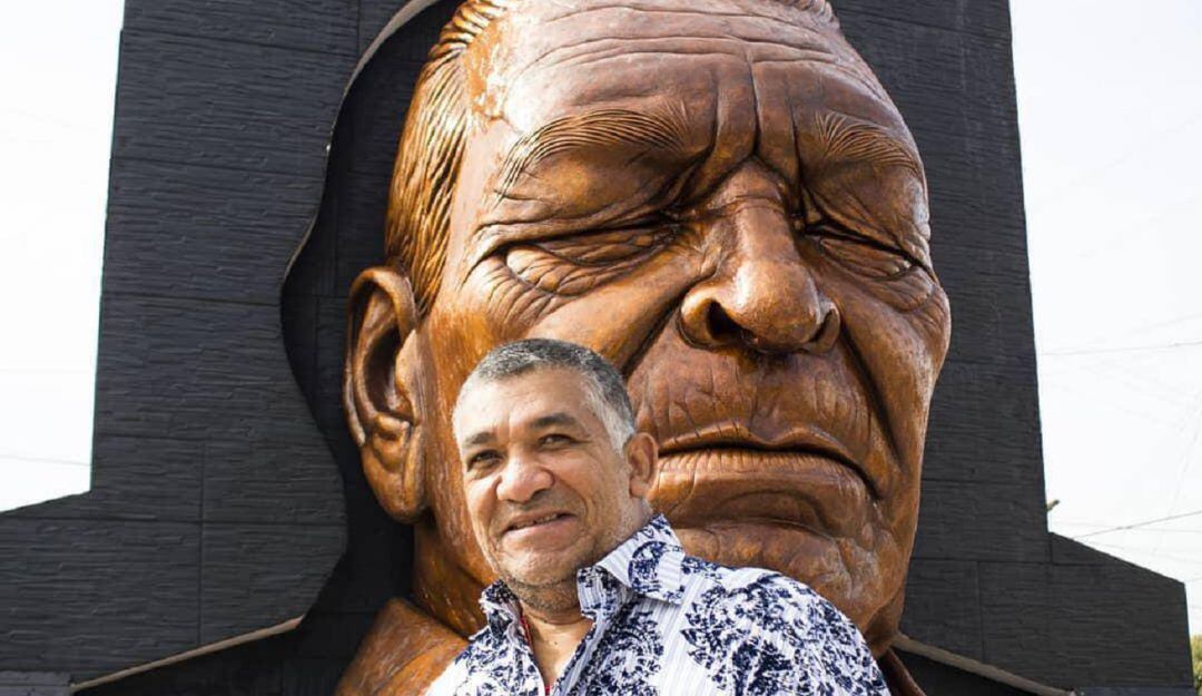 Ivo Díaz con la estatua de su padre Leandro en Valledupar