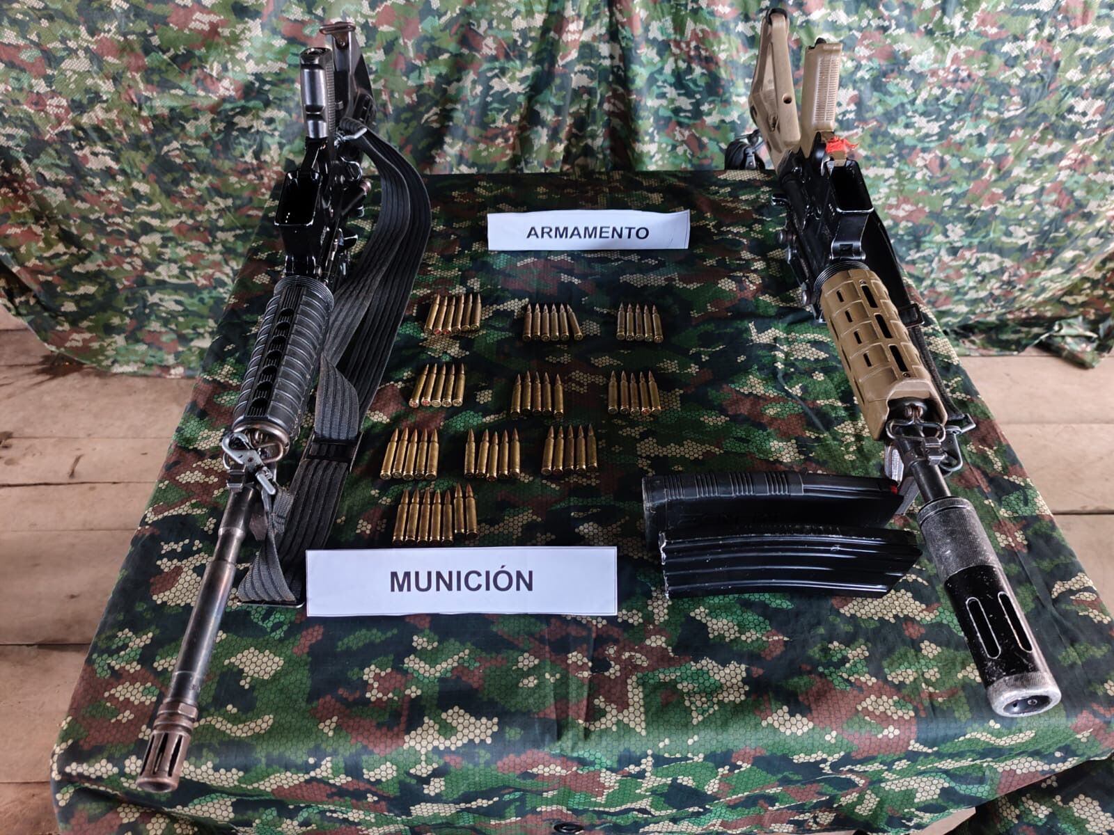 el personal militar logró la incautación de dos fusiles, un supresor de sonido, dos proveedores metálicos, 54 Cartuchos calibre 5.56 mm y tres cilindros con explosivos de alta potencia. Crédito: Ejército Nacional.