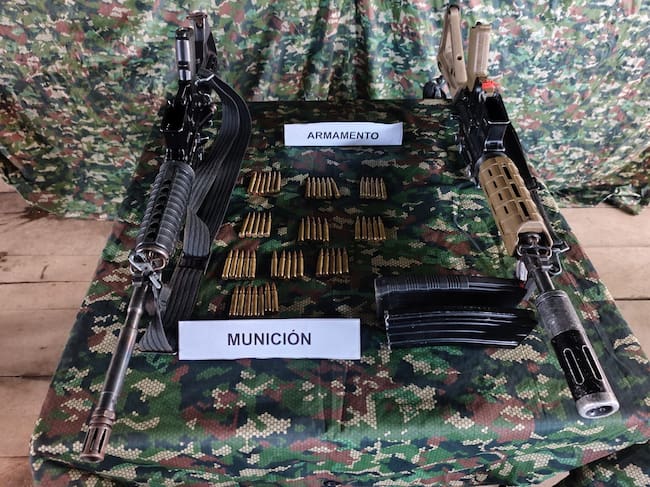 el personal militar logró la incautación de dos fusiles, un supresor de sonido, dos proveedores metálicos, 54 Cartuchos calibre 5.56 mm y tres cilindros con explosivos de alta potencia. Crédito: Ejército Nacional.